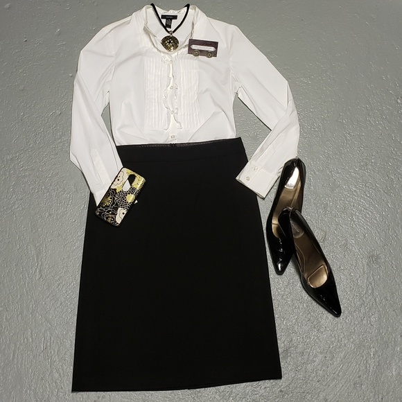 Black Banana Republic stretch skirt. - Picture 3 of 8